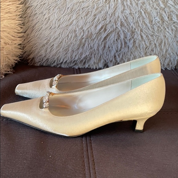 STUART WEITZMAN NWOT Cream Satin Kitten Heels Size 8 - Picture 2 of 10